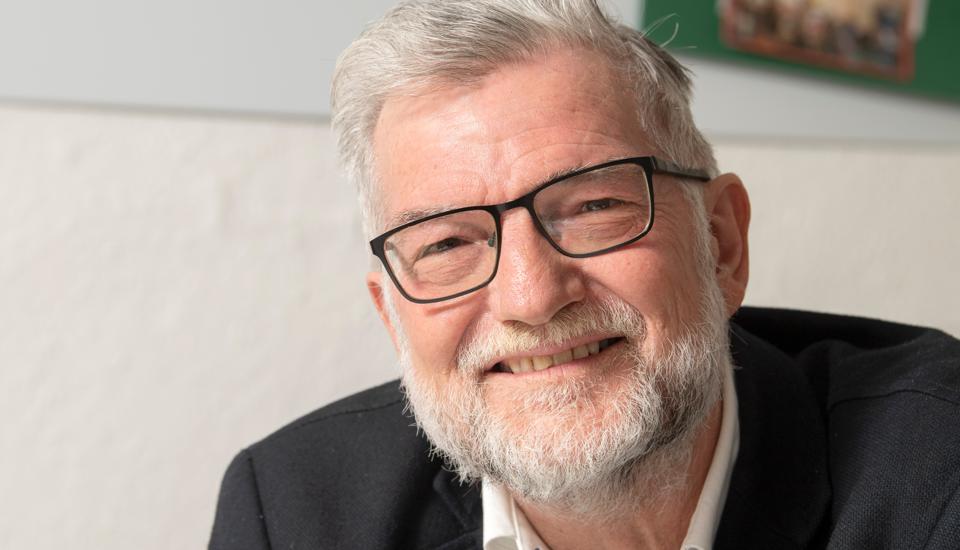 - Det giver en glæde. Og det er de færreste, der forstår, hvorfor én lillebitte detalje kan være en hel dagsglæde, siger Benny Vindelev om arbejdet med konfirmanderne. <i>Foto: Henrik Louis</i>