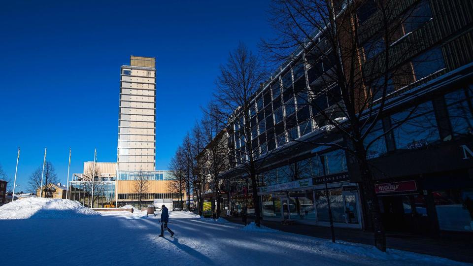 I det nordlige Sverige er en 20 etagers træbygning, som huser et hotel, et bibliotek, en udstillingshal og teaterscener, blevet
et af symbolerne på, hvordan Skandinavien har udviklet en ny trend med økovenlige højhuse i forbindelse med kampen mod klimaforandringer. <i>Jonathan Nackstrand/Ritzau Scanpix</i>