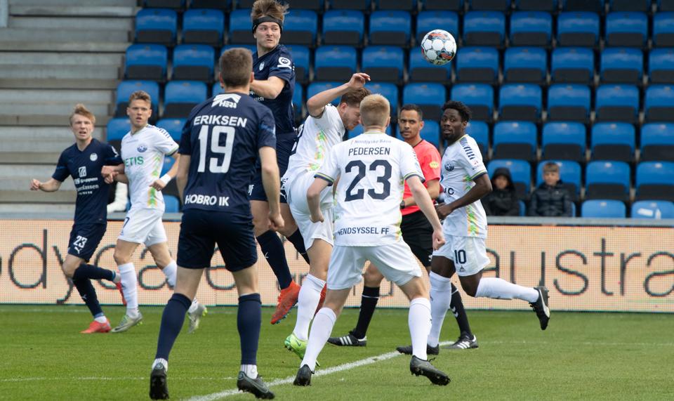 Simon Jakobsen var uovertruffen i luftrummet, da Hobro via solidt defensivt arbejde og en skarp kontramaskine fik skovlen under Vendsyssel. <i>Foto: Henrik Louis</i>