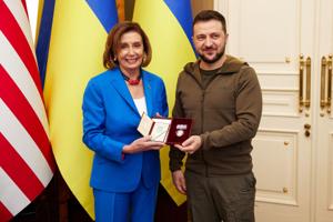 Nancy Pelosi og Volodymyr Zelenskyj trykker hånd i Kyiv