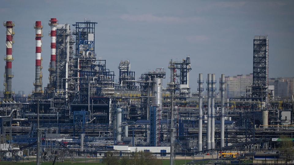 Den russiske olieproducent Gazprom Neft's olieraffinaderi i Moskva.
Muligheden for en fuldstændig embargo i de 27 EU-lande mod kul, olie og frem for alt russisk gas diskuteres nu i de europæiske hovedstæder. <i>Natalia Kolesnikova/Ritzau Scanpix</i>
