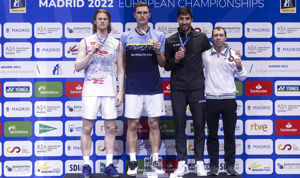 Viktor Axelsen (guld) og Anders Antonsen (sølv) levede begge op til forventningerne ved badminton-EM i Madrid. Men overordnet var det ikke et stort EM for det danske hold, mener sportschef. <i>Rodrigo Jimenez/Ritzau Scanpix</i>