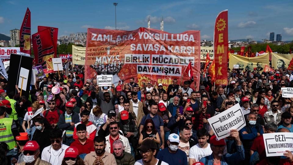 164 demonstranter blev anholdt forskellige steder i Istanbul,
da aktivister forsøgte at rykke en 1. maj-demonstration ind på storbyens centrale Taksim-plads. <i>Yasin Akgul/Ritzau Scanpix</i>