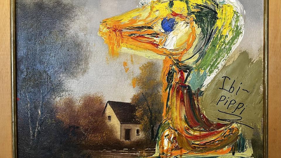 Asger Jorn skabte "Den Foruroligende Ælling" i 1959 ved at male over et maleri, han havde købt på et loppemarked. Nu har provokunsteren Ibi-Pippi Orup Hedegaard malet over det samme maleri. <i>Museum Jorn/Ritzau Scanpix</i>