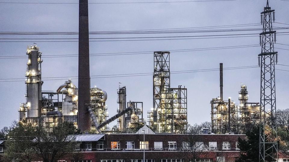 En Shell-fabrik i Wesseling nær Køln i Tyskland. Tyskland siger, at landet gør fremskridt i bestræbelserne på at gøre sig uafhængig af fossile brændsler fra Rusland. Men andre EU-lande er ikke så langt fremme. (Arkivfoto). <i>Martin Meissner/Ritzau Scanpix</i>