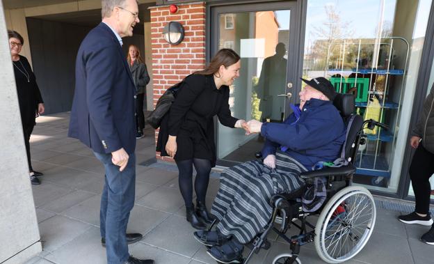 Astrid Krag hilser på Orla Jensen, der er beboer på Plejecentret Støberiet i Brønderslev. <i>Foto: Bente Poder</i>