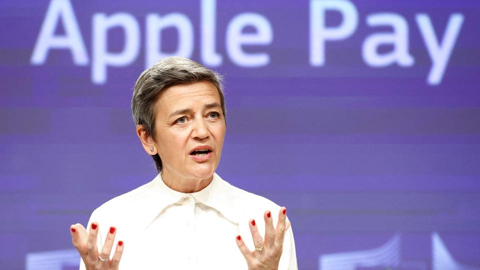 EU beskylder Apple for at bryde konkurrenceregler. "Vores foreløbige konklusion, som vi er nået frem til i dag, gælder mobile betalingsmetoder i forretninger, hvor andre udelukkes fra at være med," siger Margrethe Vestager, EU-Kommissionens ledende næstformand og kommissær for konkurrence. <i>Kenzo Tribouillard/Ritzau Scanpix</i>