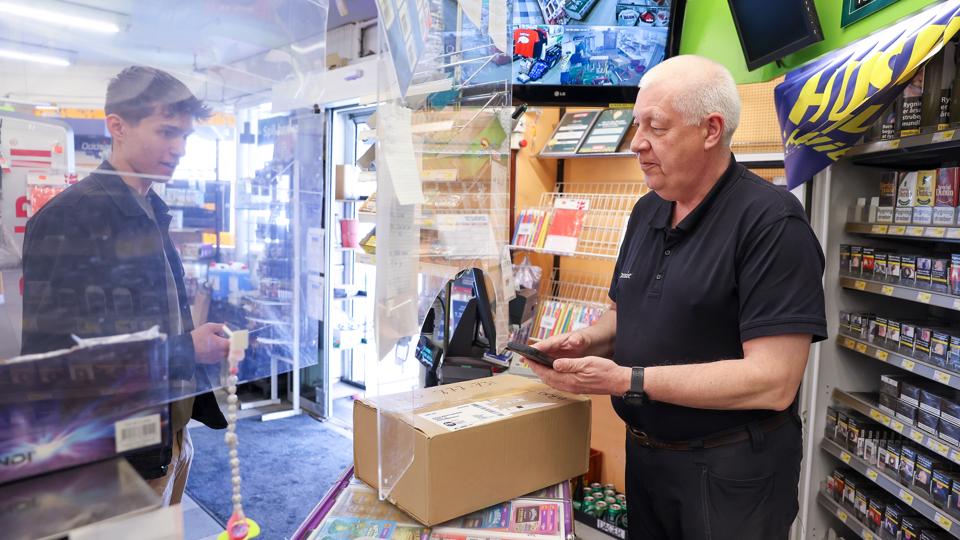 Preben Svendsen er tredje generation i købmandsbutikken i Jerslev - men i slutningen af maj er det slut: Letkøb lukker, og elregningen er en væsentlig del af forklaringen. <i>Foto: Bente Poder</i>