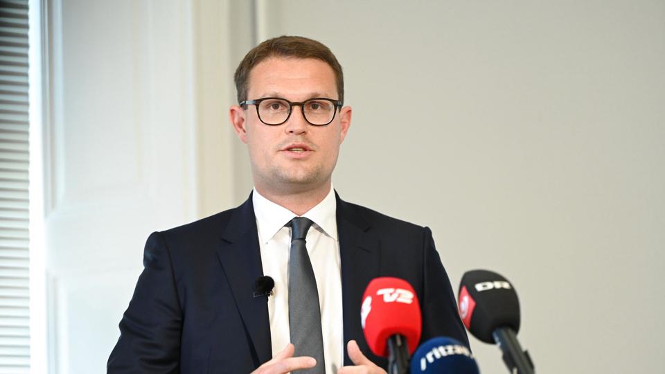 Indenrigs- og boligminister Christian Rabjerg Madsen (S) overtager fra Kaare Dybvad Bek (S) ved ministeroverdragelse i Indenrigs- og Boligministeriet i København mandag den 2. maj 2022. <i>Philip Davali/Ritzau Scanpix</i>