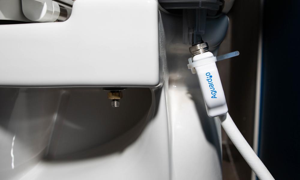 Aguardio Leak Sensor monteres direkte på vandtilførslen bag toilettet. 