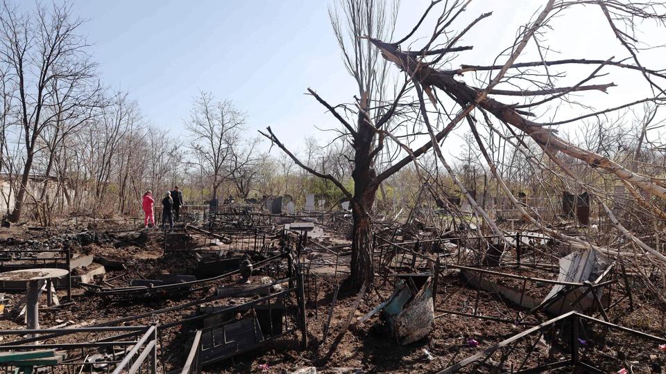 En smadret kirkegård ses her i Odesa efter et påstået missilangreb 23. april. <i>Oleksandr Gimanov/Ritzau Scanpix</i>