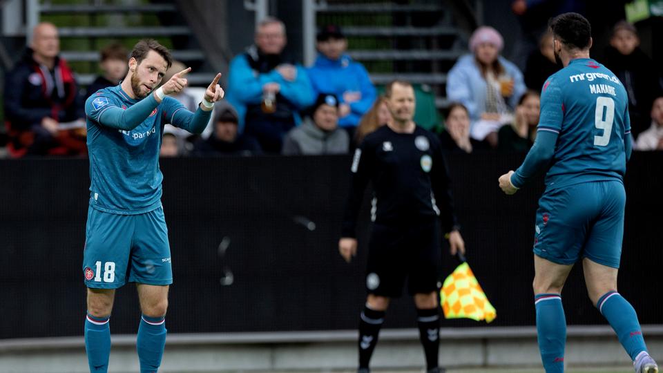 Louka Prip (tv.) takker Milan Makaric for serbernes oplæg til AaB's 1-1-scoring mandag aften i Silkeborg. <i>Foto: Lars Pauli</i>