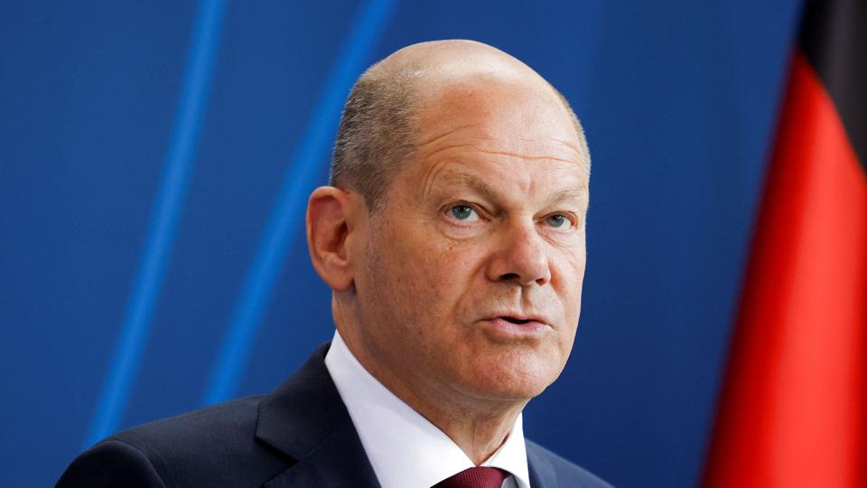 Den tyske forbundskansler, Olaf Scholz, har fået kritik for at være fodslæbende i forhold til at sende tunge våben til Ukraine (Arkivfoto). <i>Michele Tantussi/Reuters</i>