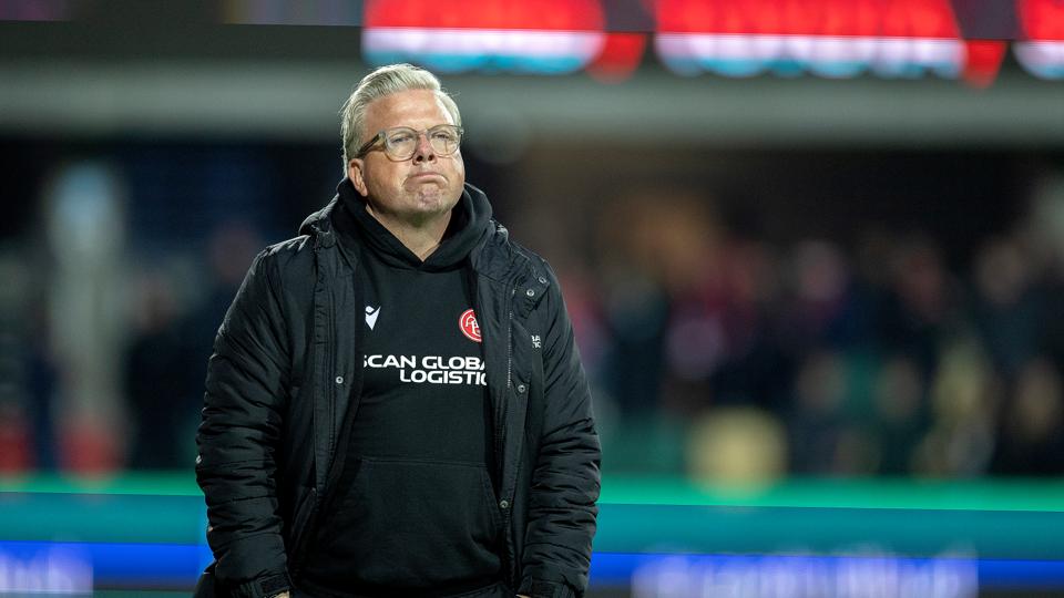 AaB var mandag aften på besøg hos Silkeborg IF i 3F Superligaens mesterskabsspil. Her måtte cheftræner Lars Friis skuffet konstatere, at AaB igen gik pointløse fra banen. <i>Foto: Lars Pauli</i>