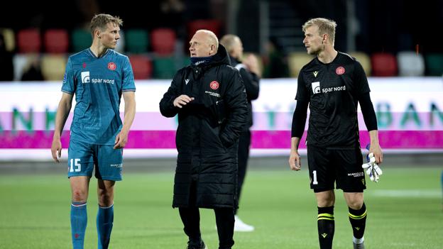 Skuffede AaB-spillere (med målmandstræner Poul Buus i midten) ses her i diskussion på vej ud af banen i Silkeborg. <i>Foto: Lars Pauli</i>
