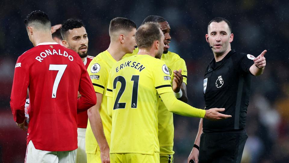 Brentfords Christian Eriksen taler med dommeren Chris Kavanagh under kampen mod Manchester United. <i>Phil Noble/Reuters</i>