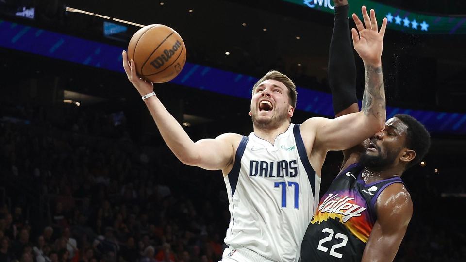 Sloveneren Luka Doncic førte an for Dallas Mavericks med hele 45 point, men det var ikke nok til at besejre Phoenix Suns, som nu fører 1-0 i NBA-serien. <i>Christian Petersen/Ritzau Scanpix</i>