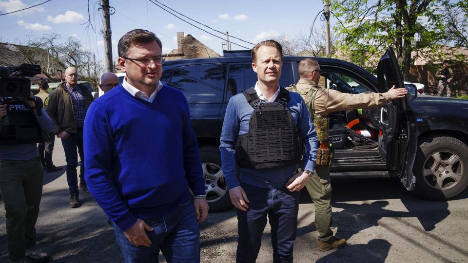 Udenrigsminister Jeppe Kofod besøgte mandag Kyiv-forstaden Irpin sammen med Ukraines udenrigsminister, Dmytro Kuleba. Kuleba talte især for, at Danmark skal hjælpe Ukraine med at blive kandidatland i EU. <i>Bo Amstrup / Ritzau Scanpix/Ritzau Scanpix</i>