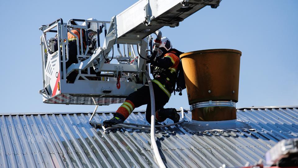 Brandfolk fra Nordjyllands Beredskabs station i Nykøbing i gang med at slukke branden på gården “Kalundborg”, der ligger på Kalundborgvej ved Vejerslev. <i>Foto: Bo Lehm</i>