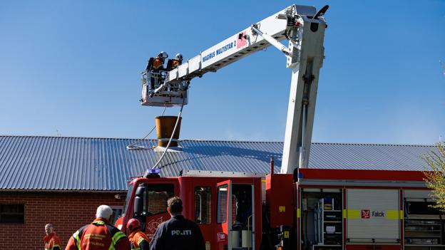 Det er efter alt at dømme en kortslutning i en ventilator på taget af staldbygningen, som er årsag til branden på gården "Kalundborg" ved Vejerslev på Mors. <i>Foto: Bo Lehm</i>