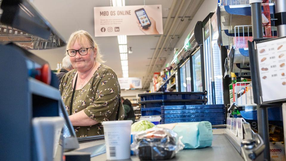 Mette Bau Jensen fra Frederikshavn er førtidspensionist og alenemor. Hun har med andre ord nok at bruge penge på. Og med de stigende priser på fødevarer, går hun hver uge på jagt efter gule priser og gode tilbud. Vi tog med hende på indkøb. <i>Foto: Kim Dahl Hansen</i>