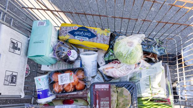 Mange varer er kommet i vognen - til billige penge. <i>Foto: Kim Dahl Hansen</i>