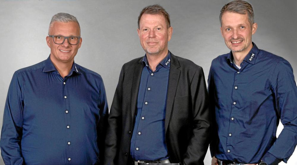 Søren Jaedicke Christiansen (tv) og Esben Jaedicke Christiansen (th) overlader direktørposten hos ECM Industries til Bjarne Poulsen i midten.