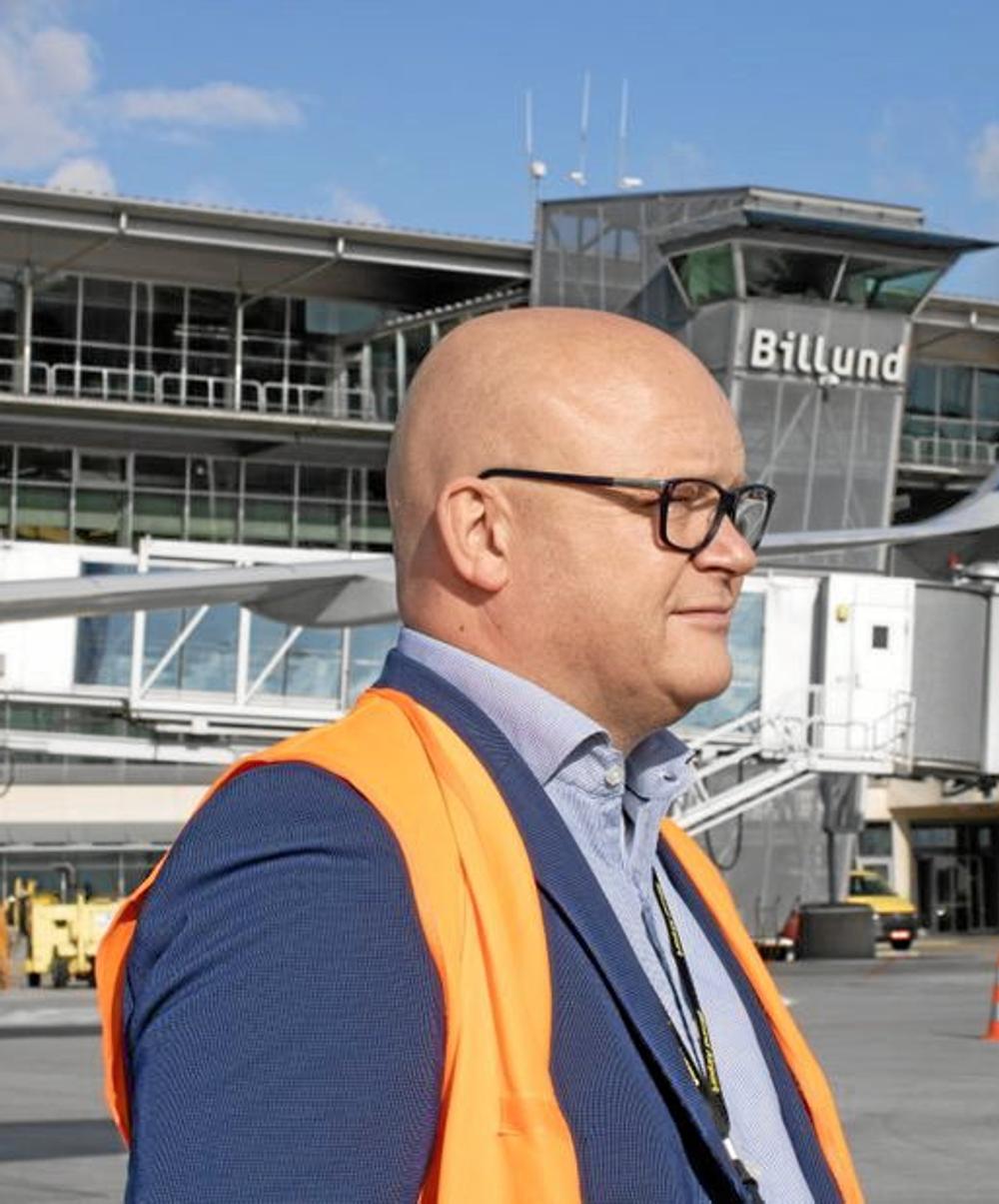 - Vi har haft rigtig travlt med at renovere standpladser, udvide rulleveje og serviceveje, siger adm. direktør i Billund Lufthavn. Jan Hessellund. - Vi har haft rigtig travlt med at renovere standpladser, udvide rulleveje og serviceveje, siger adm. direktør i Billund Lufthavn. Jan Hessellund.