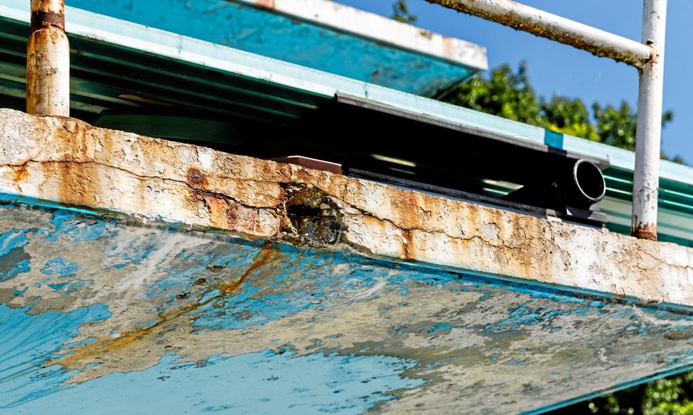 Rust og krakelerede fliser prægede Vestbadet før renoveringen. skader. Billedet er fra 2018 før renoveringen.  Rust og krakelerede fliser prægede Vestbadet før renoveringen. skader. Billedet er fra 2018 før renoveringen.