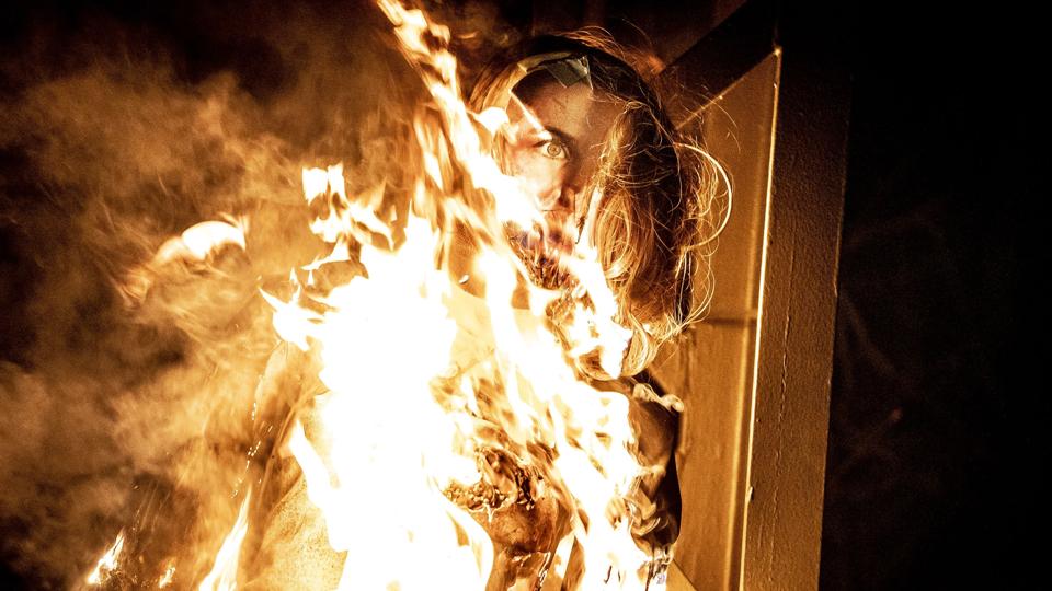 Det var ved en demonstration mod coronarestriktionerne i januar sidste år, at en mannequindukke blev hængt op i en lygtepæl ved Julius Thomsens Plads på Frederiksberg og senere sat ild i. Den forestillede statsminister Mette Frederiksen (S). <i>Mads Claus Rasmussen/Ritzau Scanpix</i>