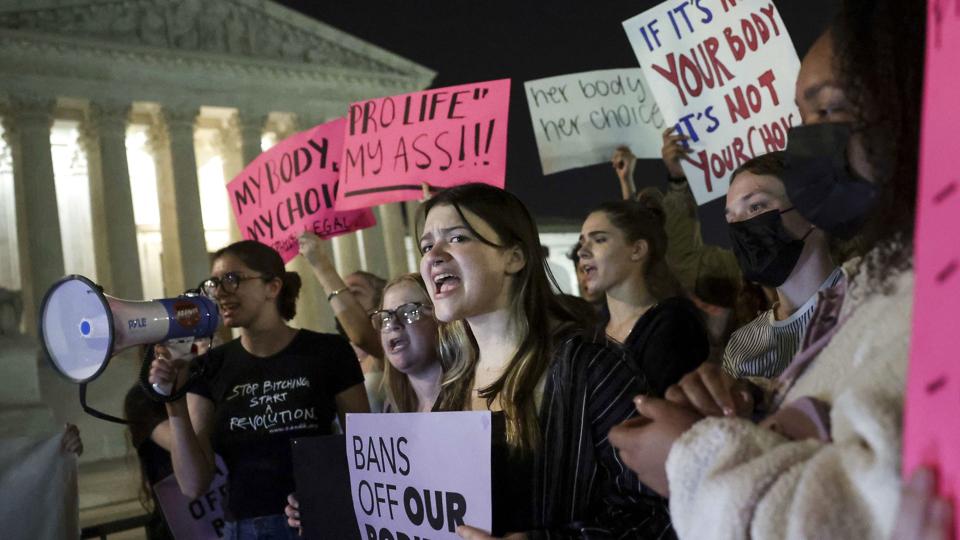 Både abortmodstandere og aborttilhængere demonstrerede mandag aften foran højesteretsbygningen i Washington D.C., efter et lækket dokument viser, at et flertal af højesteretsdommerne ønsker at fjerne retten til abort. <i>Kevin Dietsch/Ritzau Scanpix</i>