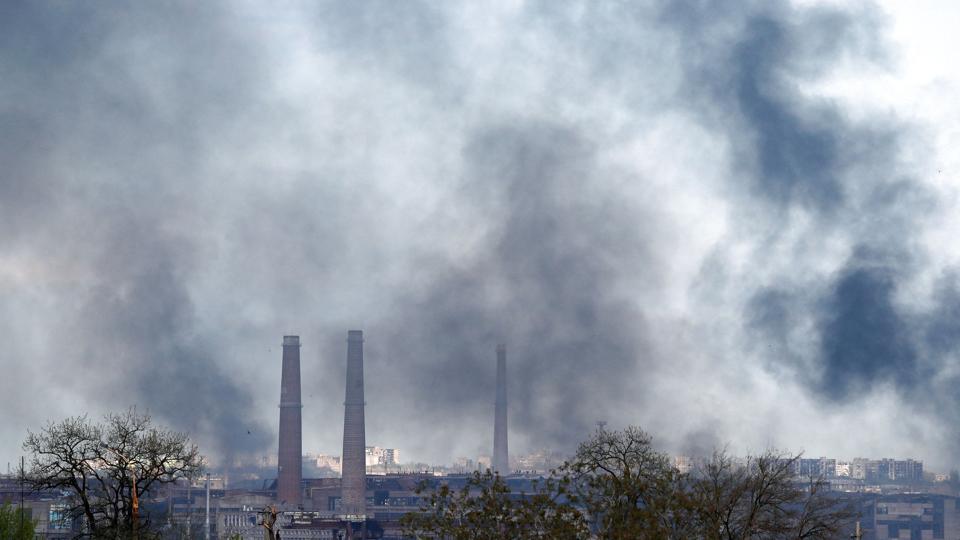 Sort røg stiger op over stålværket Azovstal i udkanten af den sydlige havneby Mariupol. Ifølge ukrainske styrker har Rusland tirsdag optrappet angrebet på værket, hvor omkring 2000 ukrainske soldater menes at have forskanset sig. Der er også stadig omkring 100 civile tilbage i bunkerne under værket. <i>Alexander Ermochenko/Reuters</i>