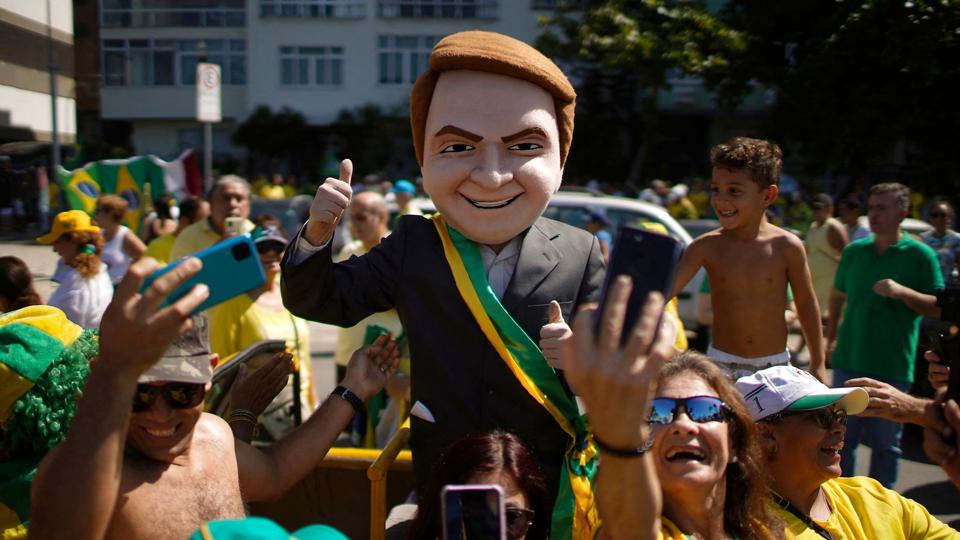En tilhænger af Jair Bolsonaro har klædt sig ud som den brasilianske præsident under en demonstration 1. maj på Copacabana-stranden i Rio de Janeiro. <i>Mauro Pimentel/Ritzau Scanpix</i>