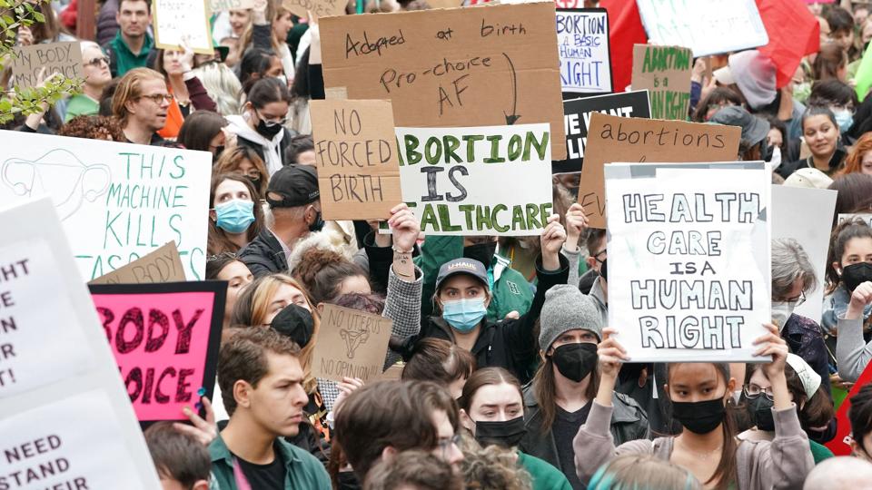 Hundredvis af amerikanere gik tirsdag på gaden i New York i protest mod, at USA's højesteret tilsyneladende er på vej til at fjerne den føderale ret til fri abort. <i>Bryan R. Smith/Ritzau Scanpix</i>