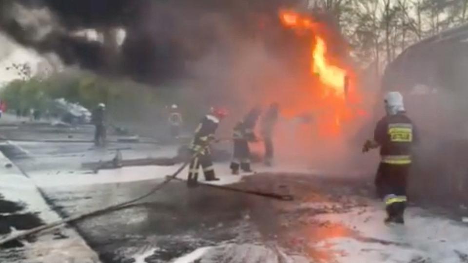 Brandvæsen forsøger at slukke en brand i et køretøj i forbindelse med en trafikulykke i landsbyen Sytne i Ukraine, hvor mindst 27 personer har mistet livet. <i>State Emergency Service Of Ukraine/Reuters</i>