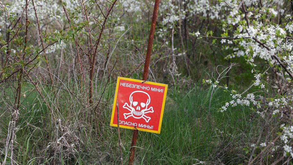 Landminer har udviklet sig til et dødeligt problem for lokalbefolkningen i Ukraine efter Ruslands invasion. Her ses et advarselsskilt i Donetsk-regionen i den østlige del af landet. <i>Valentyn Ogirenko/Reuters</i>
