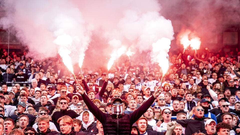 FC Københavns fans gav den fuld gas med romerlysene på lægterne mod Brøndby 18. april. Det er forbudt og koster nu FCK en bøde på en kvart million kroner. <i>Mads Claus Rasmussen/Ritzau Scanpix</i>