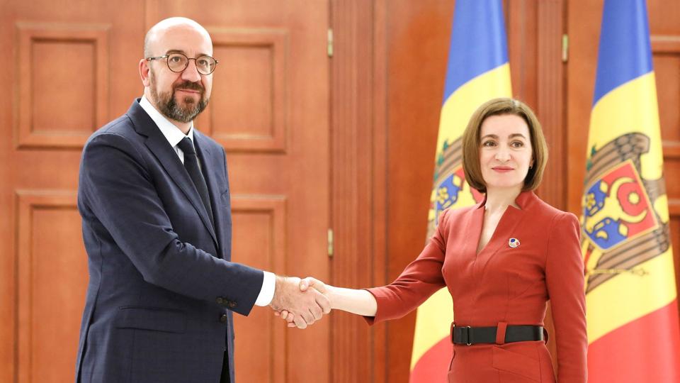 EU-præsident Charles Michel lovede øget militærhjælp til Moldova, da han onsdag besøgte landets præsident, Maia Sandu. <i>Vladislav Culiomza/Reuters</i>