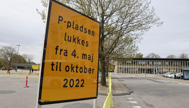 Banegårdspladsens og p-pladserne er spærret af. <i>Foto: Bente Poder</i>