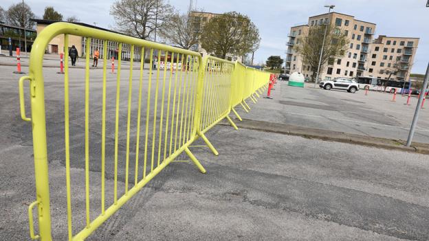 Der er sat gule hegn op på Banegårdspladsen i Brønderslev. <i>Foto: Bente Poder</i>