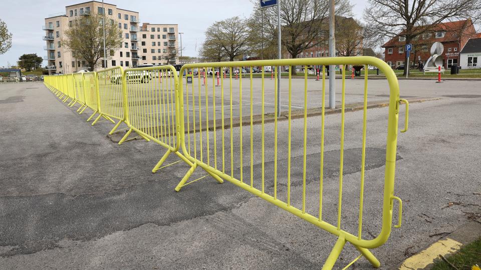 Nu går byggeriet på Banegårdspladsen i gang, og der er spærret af - man starter med en bus-ø. <i>Foto: Bente Poder</i>