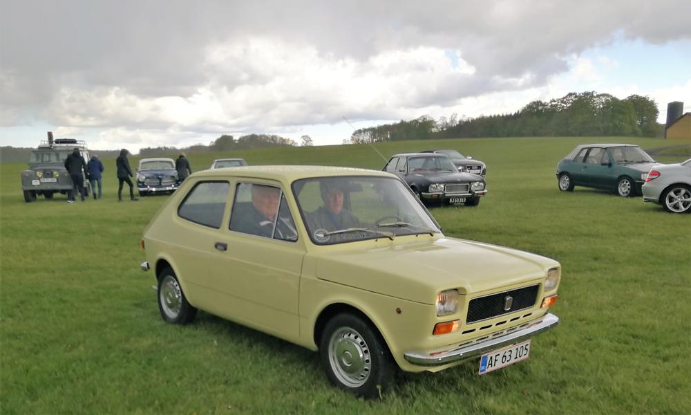 Hvor typisk Bilfestival - en sød Fiat 127, en grov Land Rover og en rigtig svensker, Volvo Amazon. Foto: PR. Hvor typisk Bilfestival - en sød Fiat 127, en grov Land Rover og en rigtig svensker, Volvo Amazon. Foto: PR.