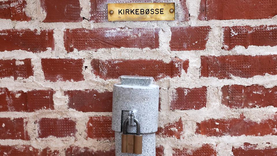 Nr. Uttrup Kirke i Nørresundby har siden opførslen i 1977 givet bygherren store problemer med fugt og smuldrende mursten resulterende i renoveringer for millioner. Nu skal det stoppe, mener menighedsrådet, der har skaffet millioner til endelig at reparere den flotte kirke, der dog byggeteknisk er noget sjusk. <i>Foto: Claus Søndberg</i>