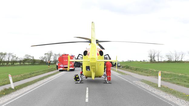 Føreren af den ene bil, en ung kvinde, blev alvorligt kvæstet. En helikopter fløj hende til sygehuset i Aalborg.  <i>Foto: Jan H. Pedersen</i>