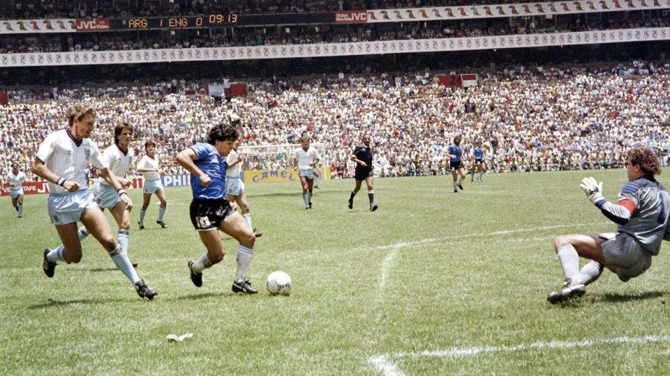 Det er denne trøje, som har indbragt mere end 60 millioner kroner på en auktion. Den bar Diego Maradona, da han scorede to gange i VM-kvartfinalen mod England i Mexico City i 1986. <i>Staff/Ritzau Scanpix</i>