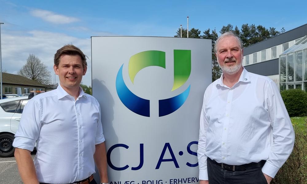 CJ A/S direktørskifte ved hovedkontoret i Fredericia i maj 2022. Jonathan Smetana (tv) overtog posten som CEO efter firmagrundlægger og medaktionær Hans Jørgen Ebbesen (th).