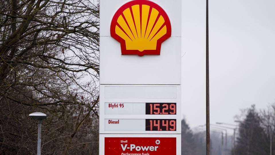 Shell har ligesom en række andre olieselskaber fået en god start på 2022 som følge af høje oliepriser. Det er til trods for, at de fleste olieselskaber har haft milliard-afskrivninger på deres russiske forretningsben(Arkivfoto). <i>Liselotte Sabroe/Ritzau Scanpix</i>