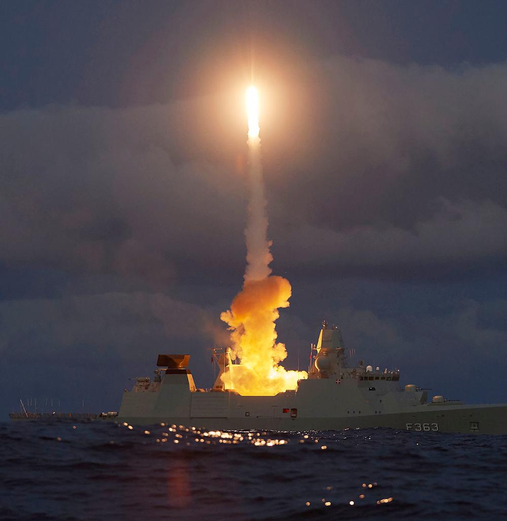 Første danske SM-2 missil testaffyres fra fregatten 'Niels Juel'. maj 2022, Forsvaret. Første danske SM-2 missil testaffyres fra fregatten 'Niels Juel'. maj 2022, Forsvaret.