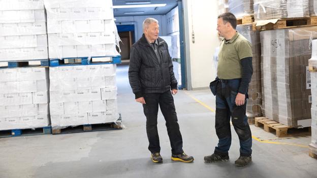 Ole Mejlstrup og Morten Mejlstrup i lageret, hvor blandt andre Nopa har lejet sig ind. <i>Foto: Claus Søndberg</i>