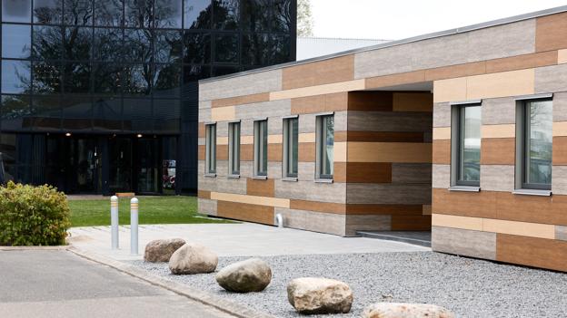 Facaden er beklædt med Rockpanel Woods, som forener egenskaberne ved sten og træ. <i>Foto: Claus Søndberg</i>